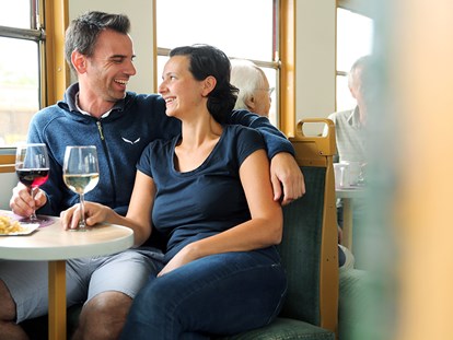 Ausflug mit Kindern - Weinviertel - Genießen Sie regionale Weine im Heurigenwaggon - Bahnerlebnis Reblaus Express
