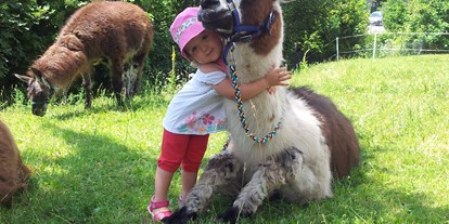 Ausflug mit Kindern - Themenschwerpunkt: Tiere - Kuscheln mit Schecki - Striok's Lamas
