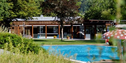 Ausflug mit Kindern - Bad: Freibad - Schwimmbad mit Restaurant und Sich auf die Sonnnenterrasse - Waldbad Dellach im Drautal