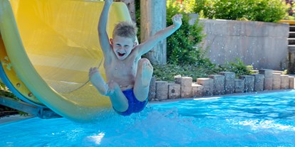 Ausflug mit Kindern - Bad: Freibad - Wasserrutsche im Erlebnisbad - Waldbad Dellach im Drautal