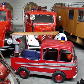 Ausflugsziel: Kleine Drehleiter von einem Kinderkarussell inmitten der "großen Brüder - Deutsches Feuerwehr-Museum Fulda