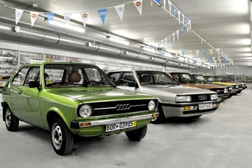 Ausflugsziel: Vom Audi 50 über Audi 60, 80, 90 und 100 strahlen diese Old- und Youngtimer im Flair der 70er bis 90er Jahre um die Wette. - Siku- Audi- und Oldtimermuseum