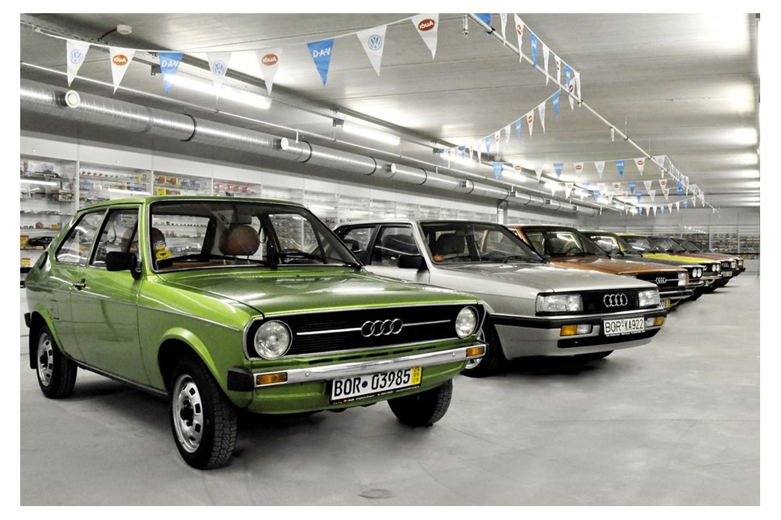 Ausflugsziel: Vom Audi 50 über Audi 60, 80, 90 und 100 strahlen diese Old- und Youngtimer im Flair der 70er bis 90er Jahre um die Wette. - Siku- Audi- und Oldtimermuseum