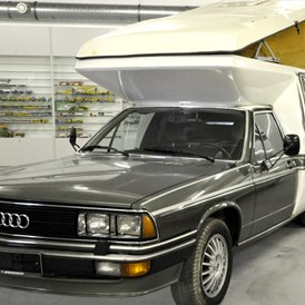 Ausflugsziel: Ein Bischofberger Wohnmobil auf Basis eines Audi 100 ist einer von vielen ausgestellten Audi Sonderkarosserien - Siku- Audi- und Oldtimermuseum