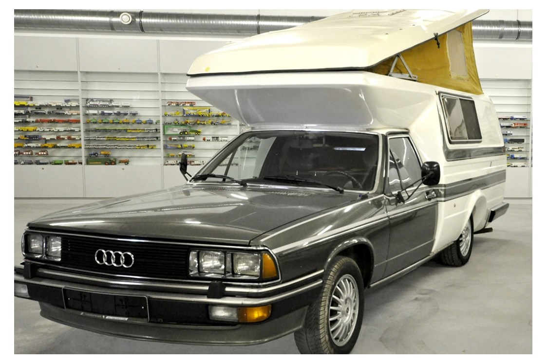 Ausflugsziel: Ein Bischofberger Wohnmobil auf Basis eines Audi 100 ist einer von vielen ausgestellten Audi Sonderkarosserien - Siku- Audi- und Oldtimermuseum