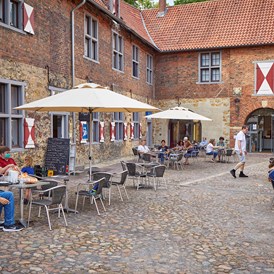 Ausflugsziel: Das Café Reitstall bietet leckere Snacks, Kuchen und Getränke - Burg Vischering