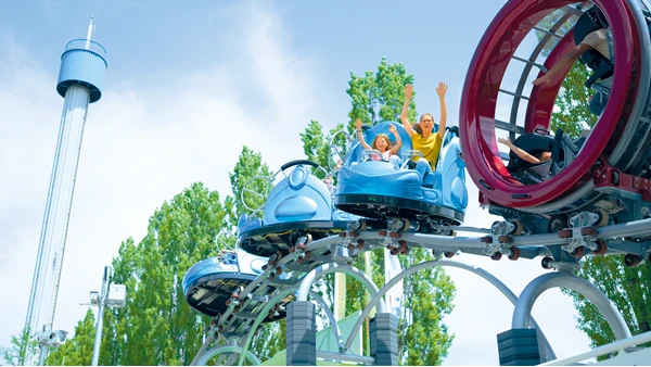 Frau und Kind in einem Wagen der Achterbahn GraviTrax Kugelbahn