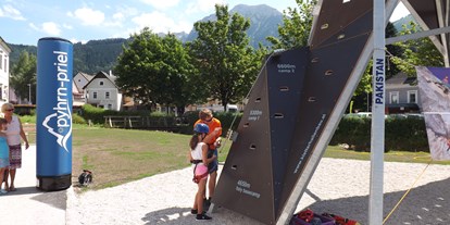 Ausflug mit Kindern - Admont (Admont) - Vor dem Museum befindet sich der K2-Kletterturm. Entlang der maßstabsgetreuen Nachbildung der Strecke zum Gipfel des K2 können sowohl Kinder als auch Erwachsene rauf- und wieder runterklettern. - Zwischen Himmel und Erde - Gerlinde Kaltenbrunner und die Welt der 8000er