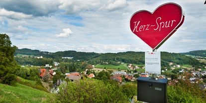 Ausflug mit Kindern - Thermenland Steiermark - Für diesen Wanderweg sind allein Offenheit für die Natur und für die Partnerin bzw. den Partner notwendig. Vielfältige Impulse regen zum Nachdenken an. - Herzspur