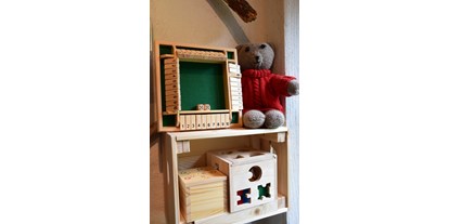 Ausflug mit Kindern - Oststeiermark - Auch für unsere kleinsten Gäste ist mit Holzspielzeug für Kurzweil gesorgt  - Schroeders Almenland Kräuterwerkstatt
