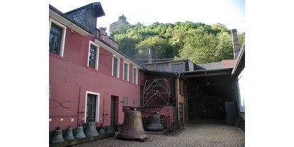 Ausflug mit Kindern - Rheinland-Pfalz - Blick auf das ehemalige Wohnhaus der Gießerfamilie und in den Innenhof der Glockengießerei unterhalb der Saarburg gelegen. - Museum Glockengießerei Mabilon