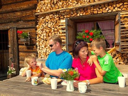 Ausflug mit Kindern - Pinzgau - Die ganze Familie lässt sich die Brettljause schmecken - Palfner Alm Rauris