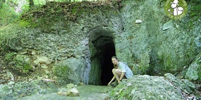 Ausflug mit Kindern - Salzburg-Stadt (Salzburg) - Bei niedrigem Wasserstand traust du dich vielleicht in die Höhle hinein. Lasst euch überraschen, was es da zu entdecken gibt. Aber vorsichtig, es ist rutschig.  - Hexenloch in der Stadt Salzburg
