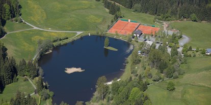 Ausflug mit Kindern - Tirol - Der Lauchsee und die Tennisplätze Lauchsee von oben - Badesee Lauchsee