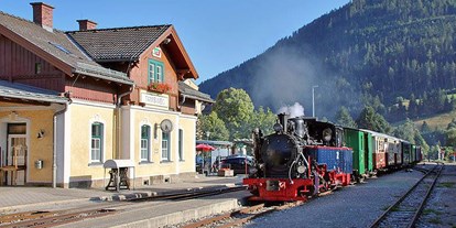 Ausflug mit Kindern - Lungau - Bahnhof Mauterndorf mit abfahrbereitem Personenzug - Taurachbahn