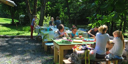 Ausflug mit Kindern - Süd & West Steiermark - Auch im Freien kann gearbeitet werden - KREATIVWerkstatt am MITANANDA H.O.F.