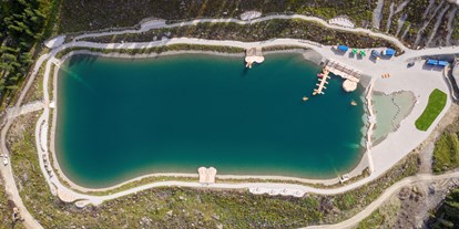 Ausflug mit Kindern - Tirol - Drohnenaufnahme See - Fichtensee auf der Rosenalm