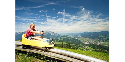 Ausflug mit Kindern - Ausflugsziel ist: ein Skigebiet - Bist du bereit für den Adrenalinkick? Rausche mit der Sommerrodelbahn Dürrnberg auf unglaublichen 2,2 km Länge ins Tal und erlebe ein unvergessliches Abenteuer! Gewagte Kurven, steile Passagen und ein gigantischer Ausblick auf ein eindrucksvolles Bergpanorama lassen dein Herz schnell höher schlagen. Keine Sorge – individuell steuerbares Tempo und maximale Sicherheitsvorkehrungen garantieren dabei Spaß und Action für die ganze Familie. Worauf wartest du also noch? Schnapp dir deine Sommerrodel, lass deinen Blick über das Salzachtal und die Stadt Hallein schweifen – und rocke den Dürrnberg! - Zinkenlifte Bad Dürrnberg / Hallein