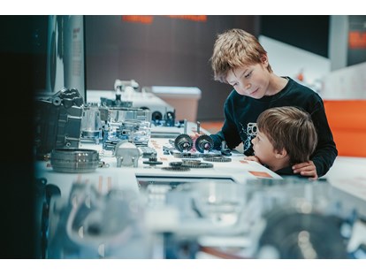 Ausflug mit Kindern - Seekirchen am Wallersee - Auf 2600 m² kannst du dank einer hochmodernen Ausstellung auf drei Ebenen die Faszination von KTM hautnah erleben.  - KTM Motohall