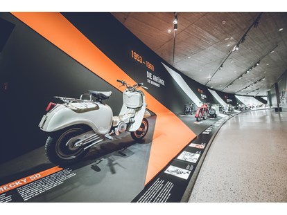 Ausflug mit Kindern - Seekirchen am Wallersee - In der KTM Motohall erlebst du Innovation und Technologie, die Geschichte von Europas größtem Motorrad-Hersteller, sowie die Motorräder und Abenteuer unserer Motorsporthelden hautnah. - KTM Motohall